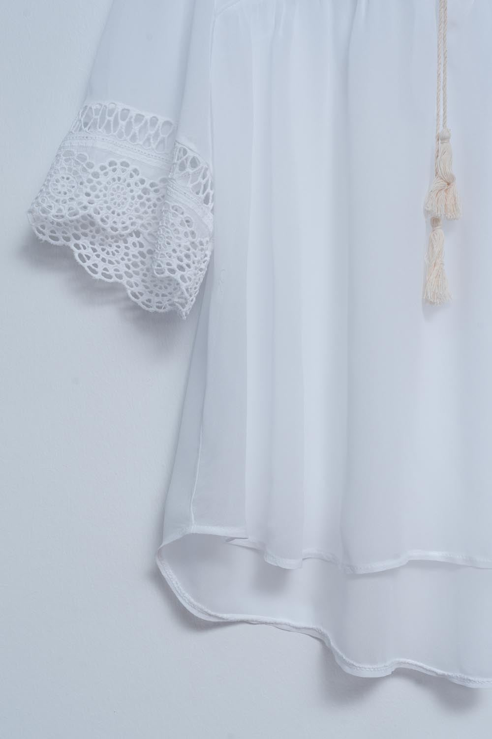 Blouse nouée sur le devant en broderie anglaise blanche