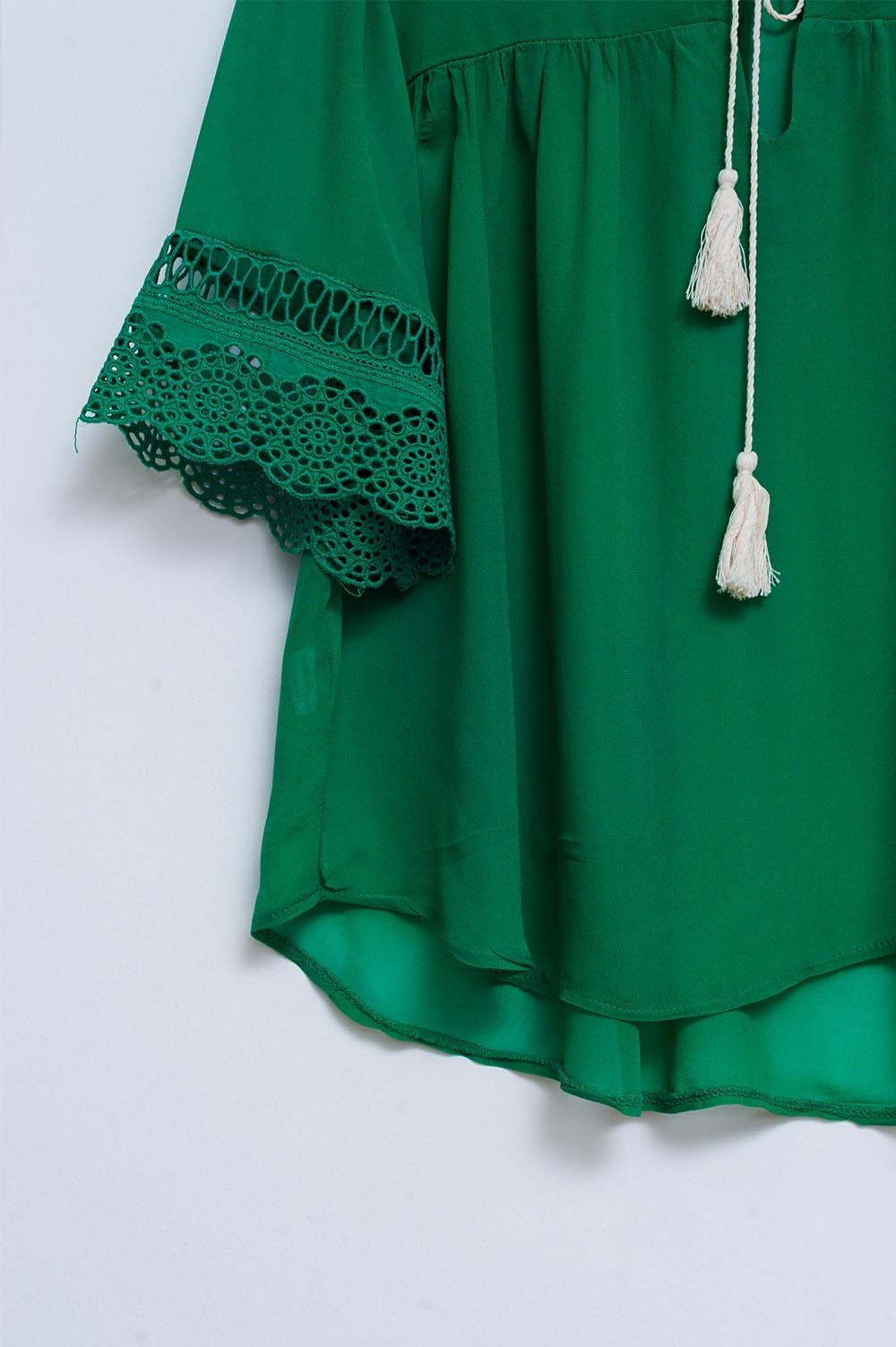 Blouse nouée sur le devant en broderie anglaise verte