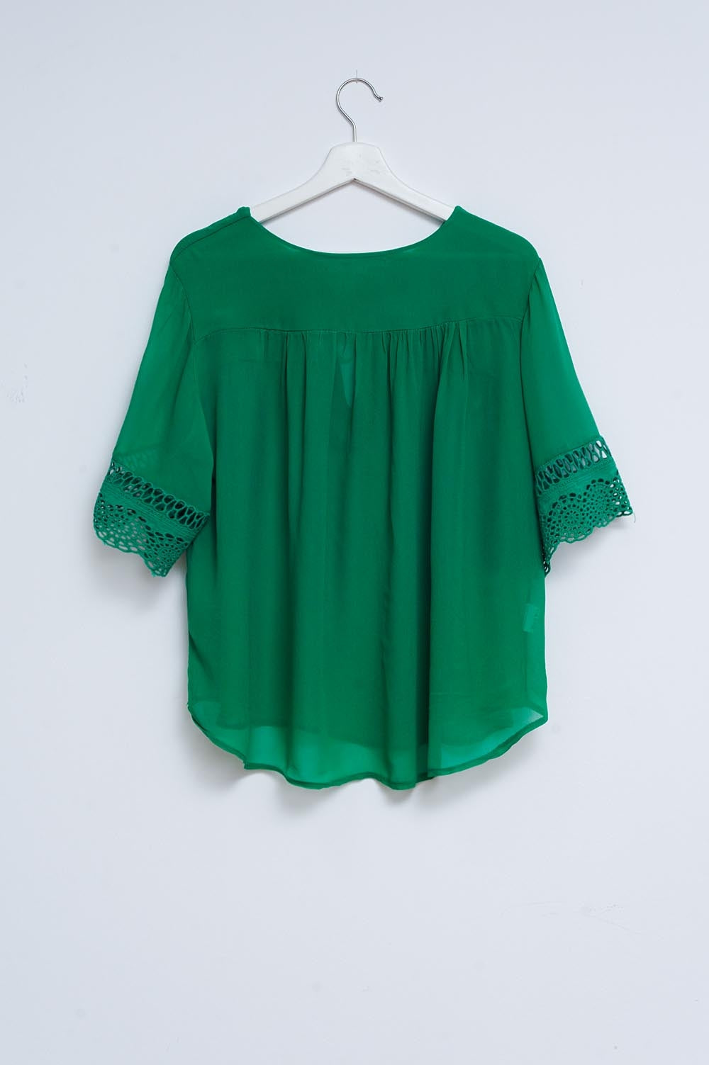 Blouse nouée sur le devant en broderie anglaise verte