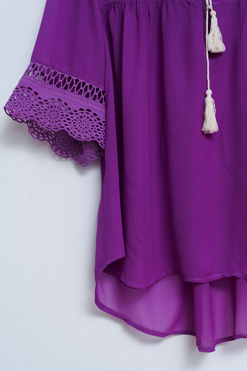 Blouse nouée sur le devant en broderie anglaise violet