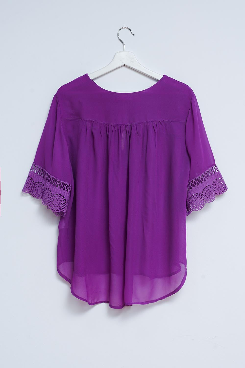 Blouse nouée sur le devant en broderie anglaise violet