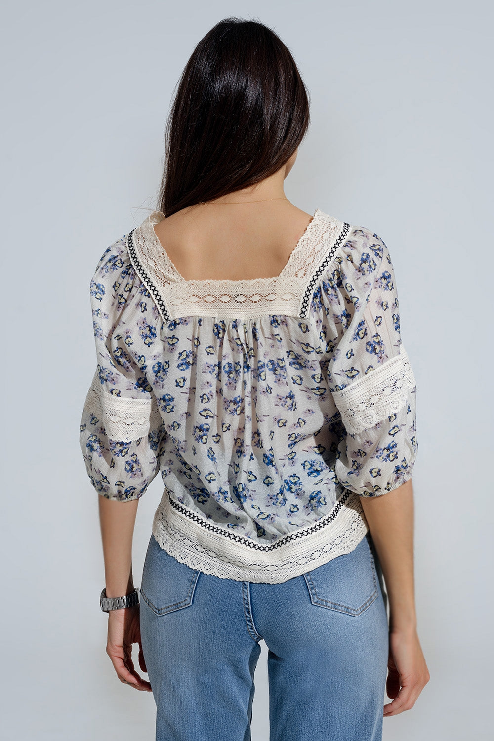 blouse romantique avec fleurs et dentelle