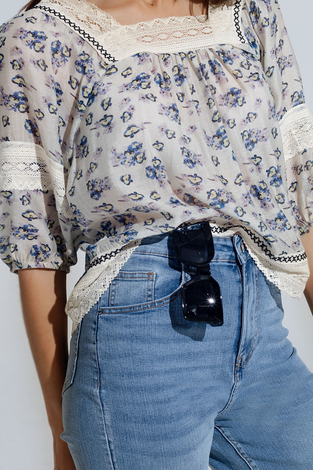 blouse romantique avec fleurs et dentelle