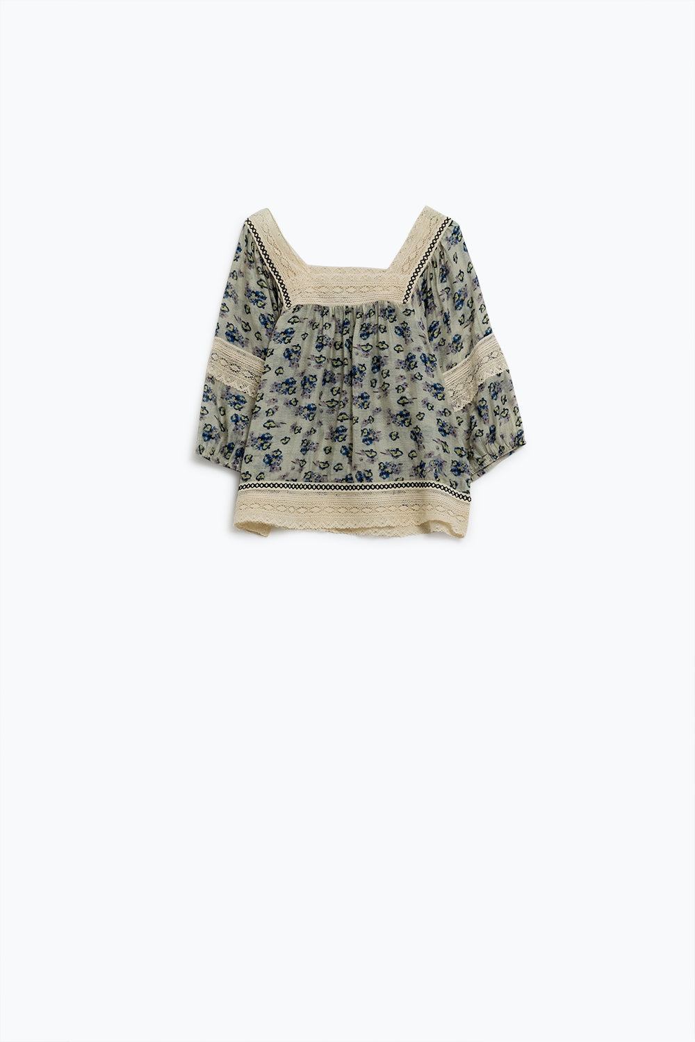 blouse romantique avec fleurs et dentelle