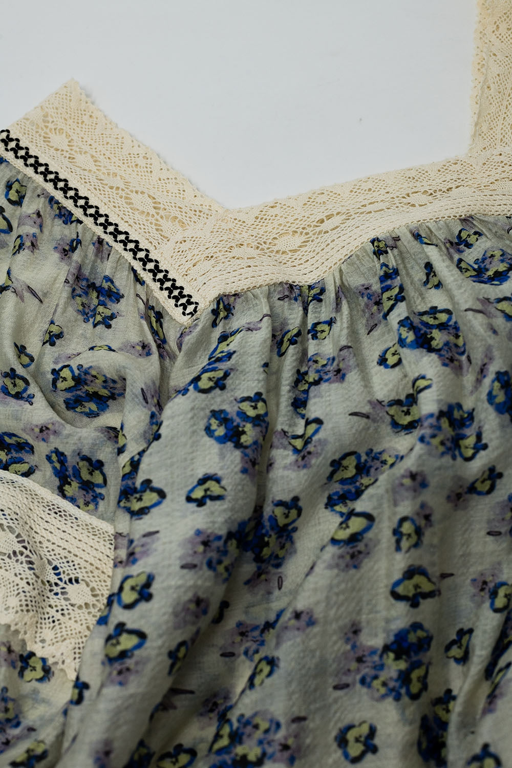 blouse romantique avec fleurs et dentelle