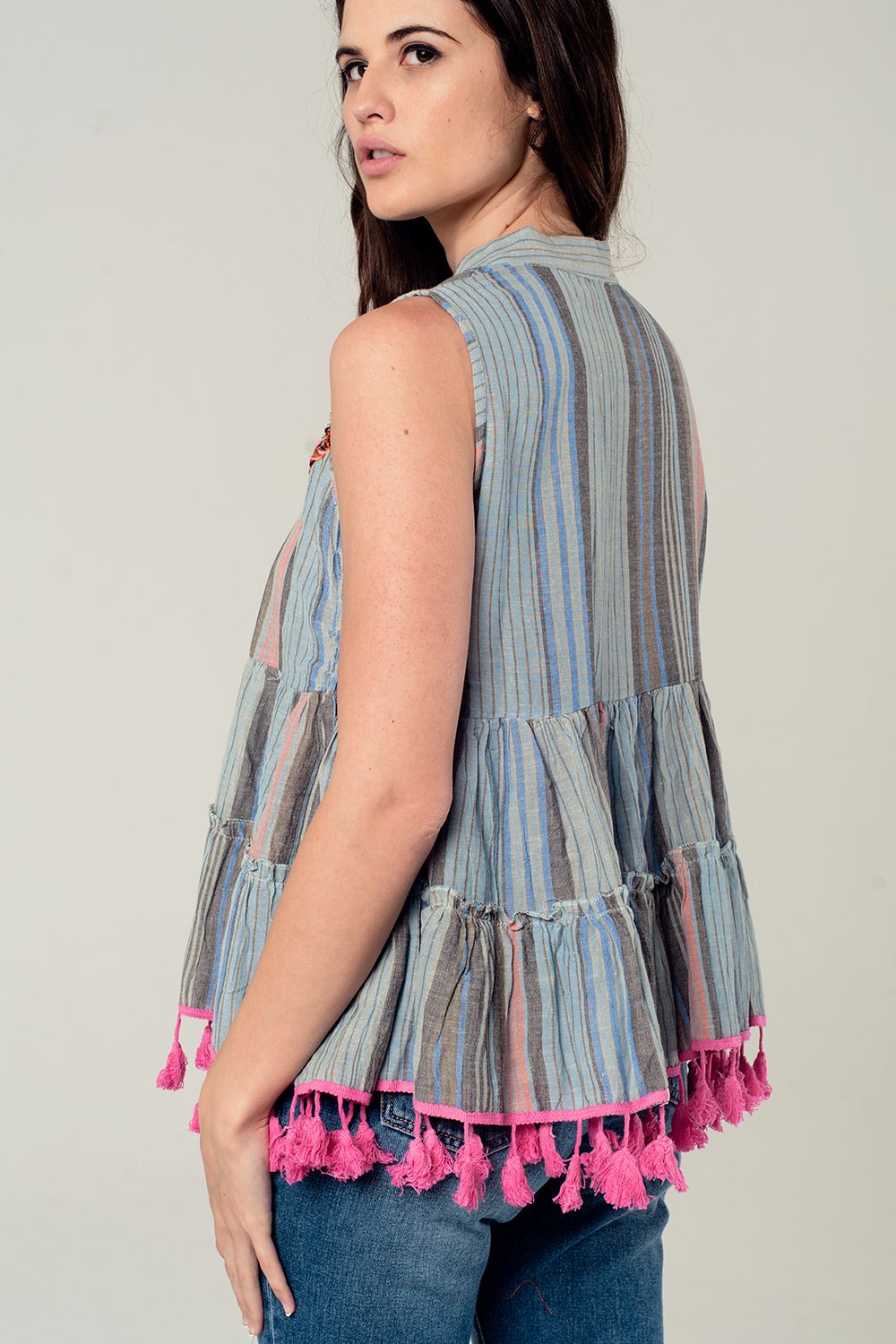Blouse sans manche avec pompons et détails brodés gris