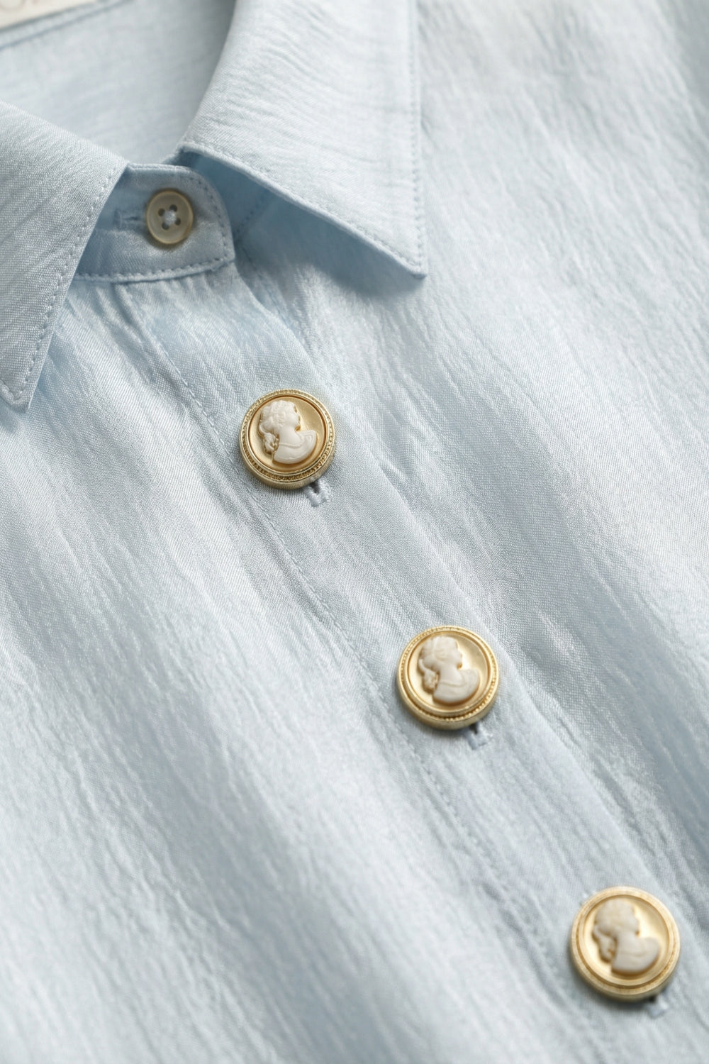 blouse tricotée bleu vif avec boutons rétro