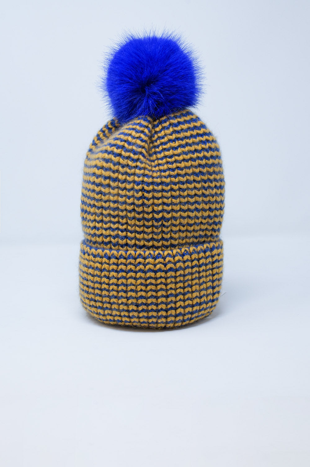 Bonnet tricoté avec pompon en bleu et jaune