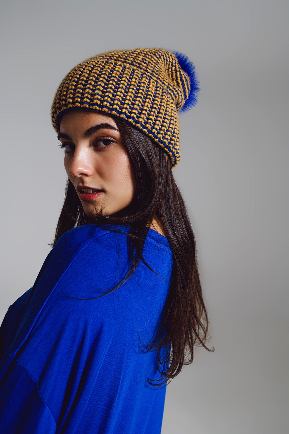 Bonnet tricoté avec pompon en bleu et jaune