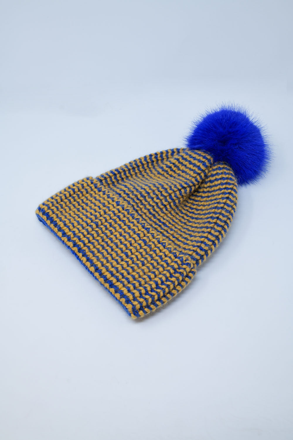 Bonnet tricoté avec pompon en bleu et jaune