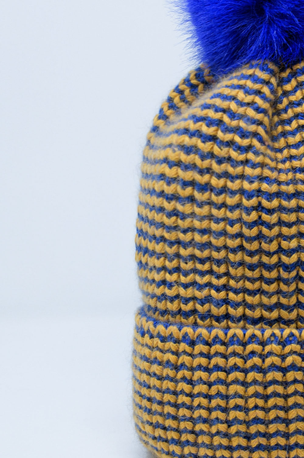Bonnet tricoté avec pompon en bleu et jaune