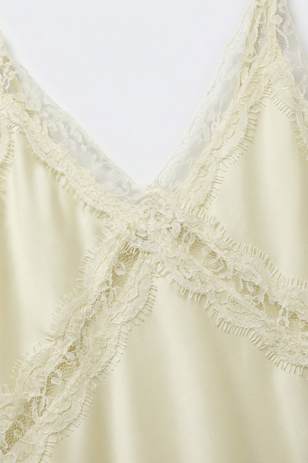 Cami en satin jaune beurre avec dentelle et fines bretelles