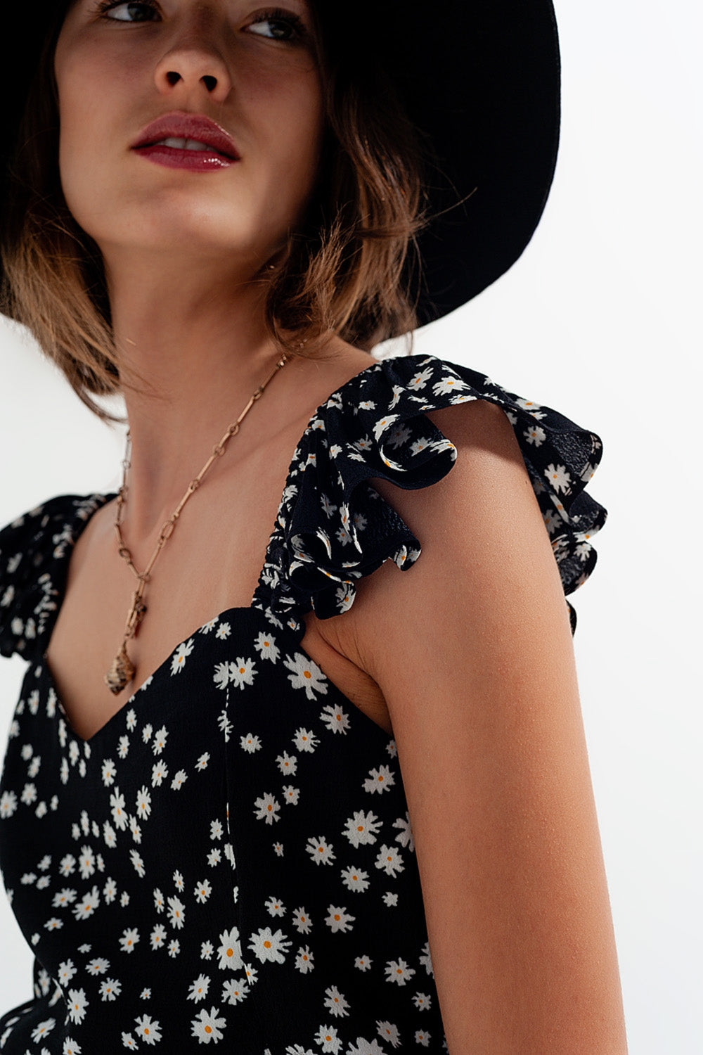 Caraco à imprimés petites fleurs avec bretelles à volants noir