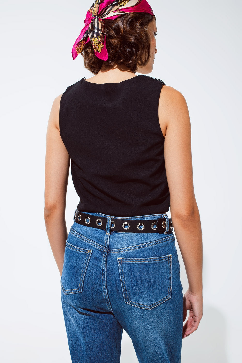 Caraco sans manches avec détail de sequins argentés en diagonale sur fond noir