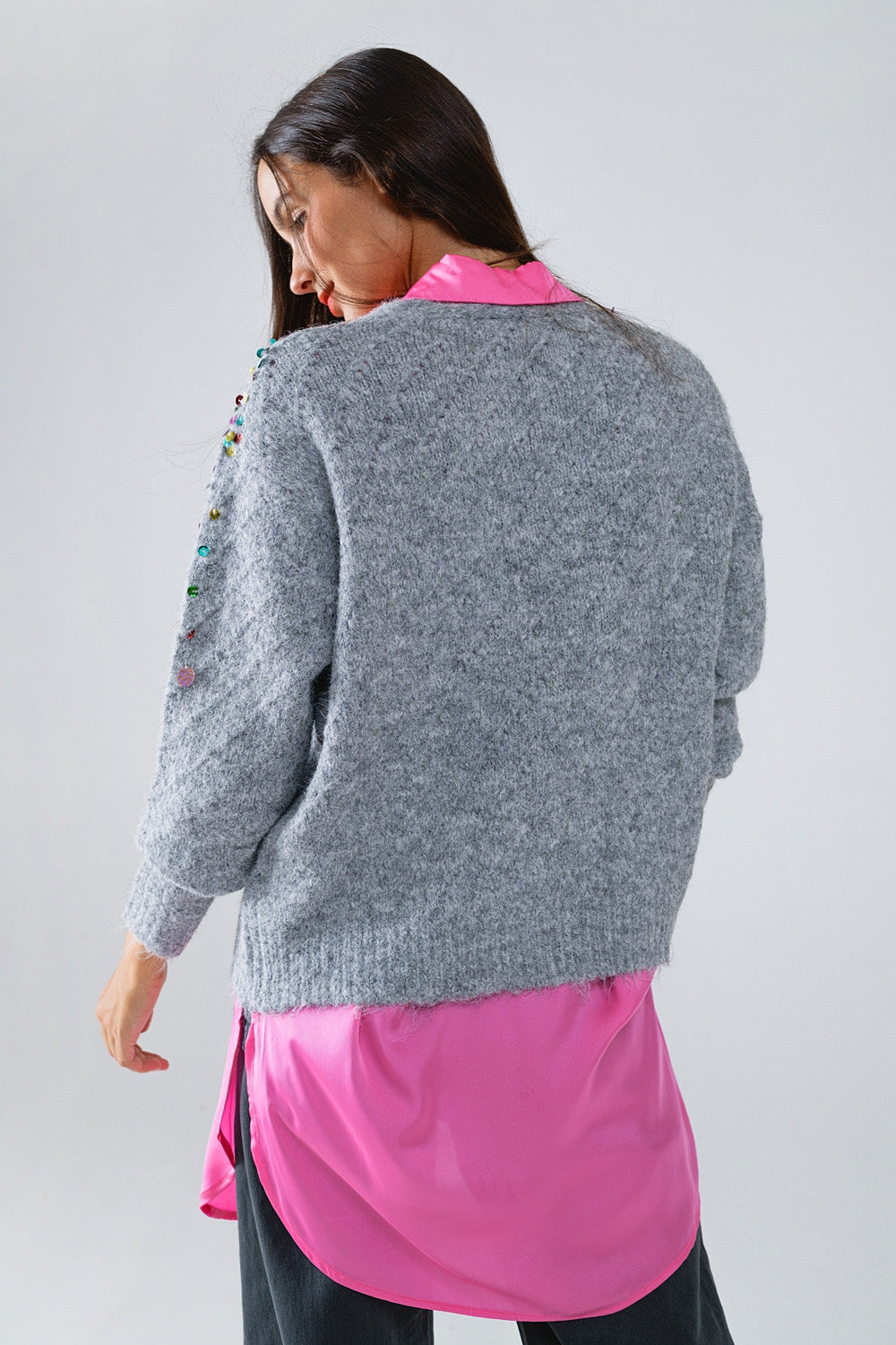 Cardigan à col en V avec paillettes brodées multicouleures en gris
