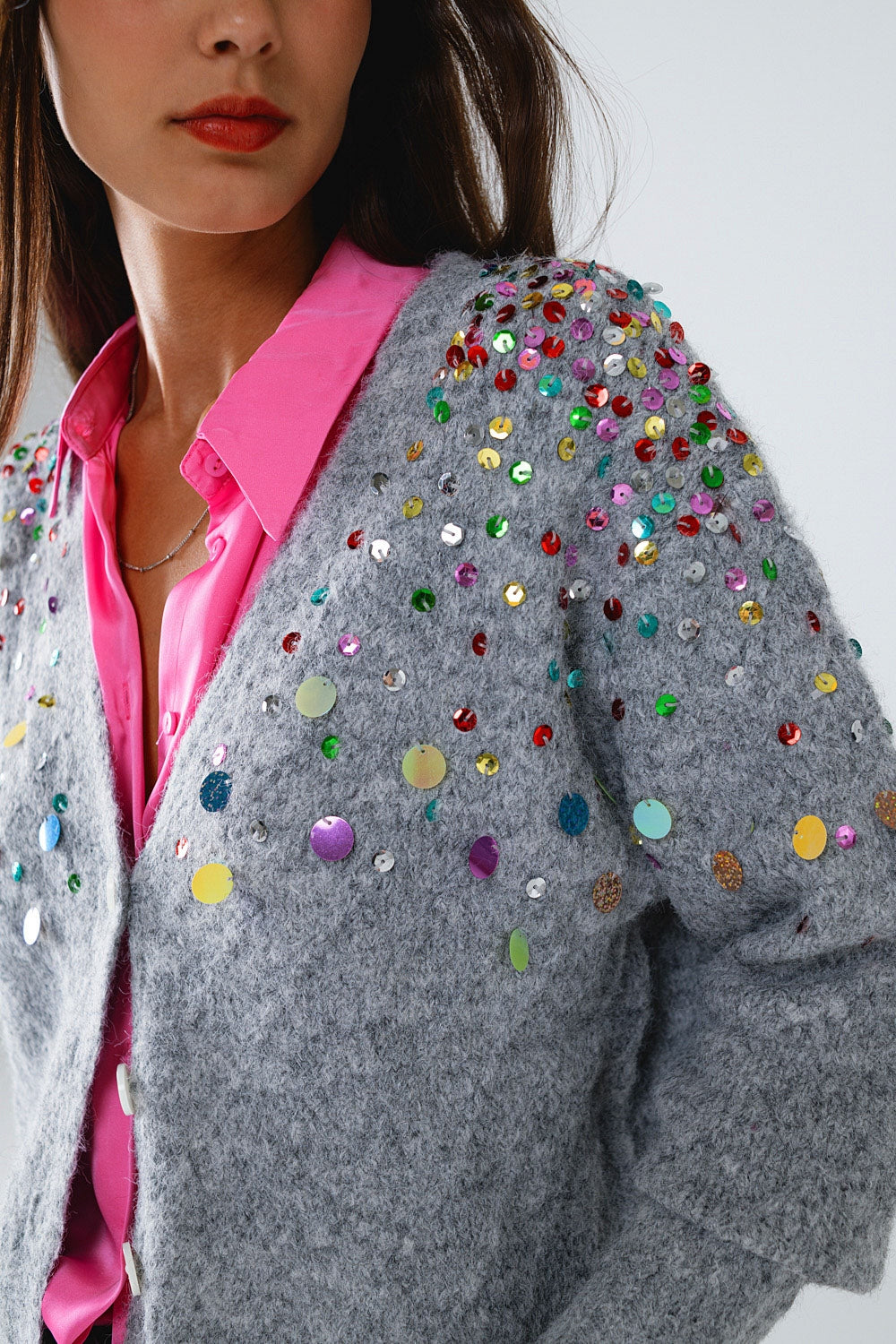 Cardigan à col en V avec paillettes brodées multicouleures en gris