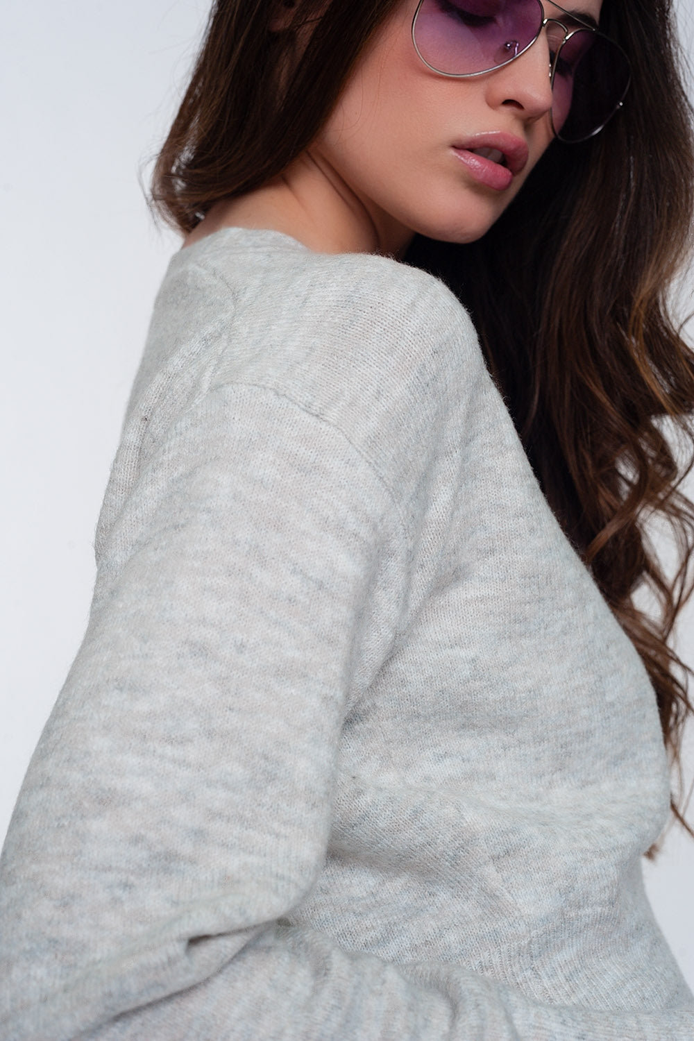 Cardigan court en maille avec boutonnage sur le devant gris clair