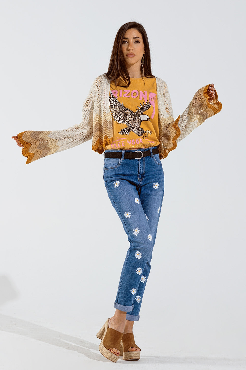 Cardigan court en maille avec manches d'ange et vagues multicouleures en beige