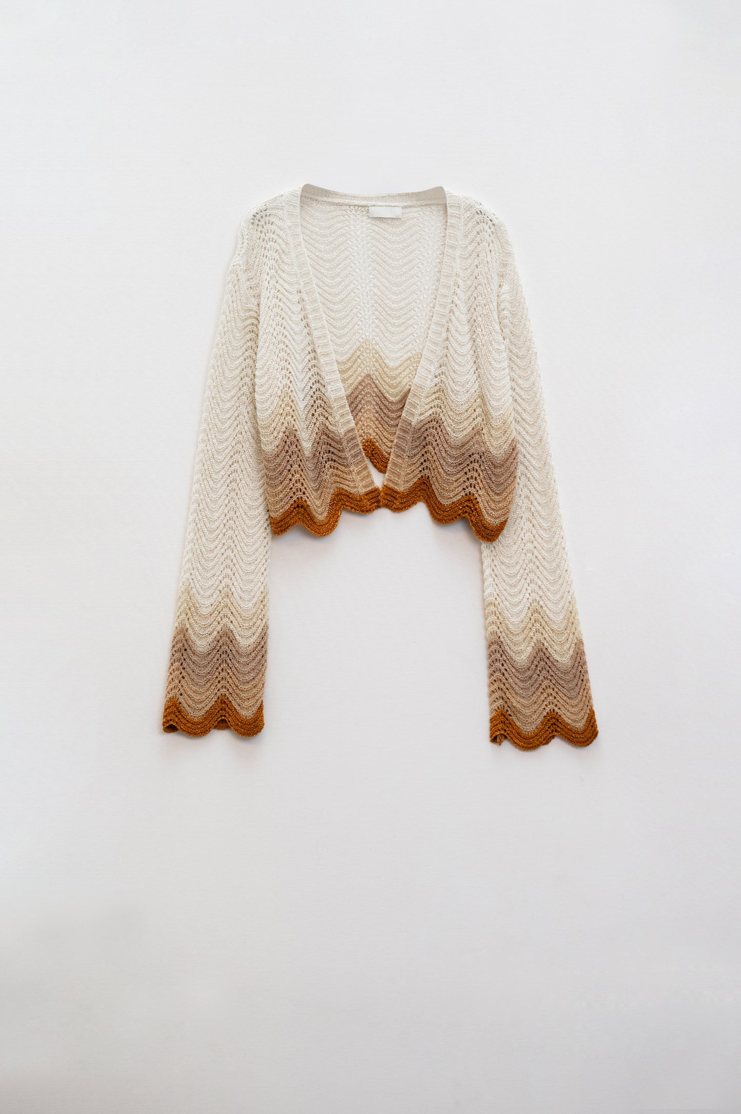 Cardigan court en maille avec manches d'ange et vagues multicouleures en beige