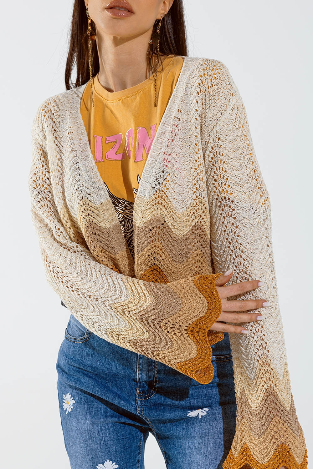 Cardigan court en maille avec manches d'ange et vagues multicouleures en beige