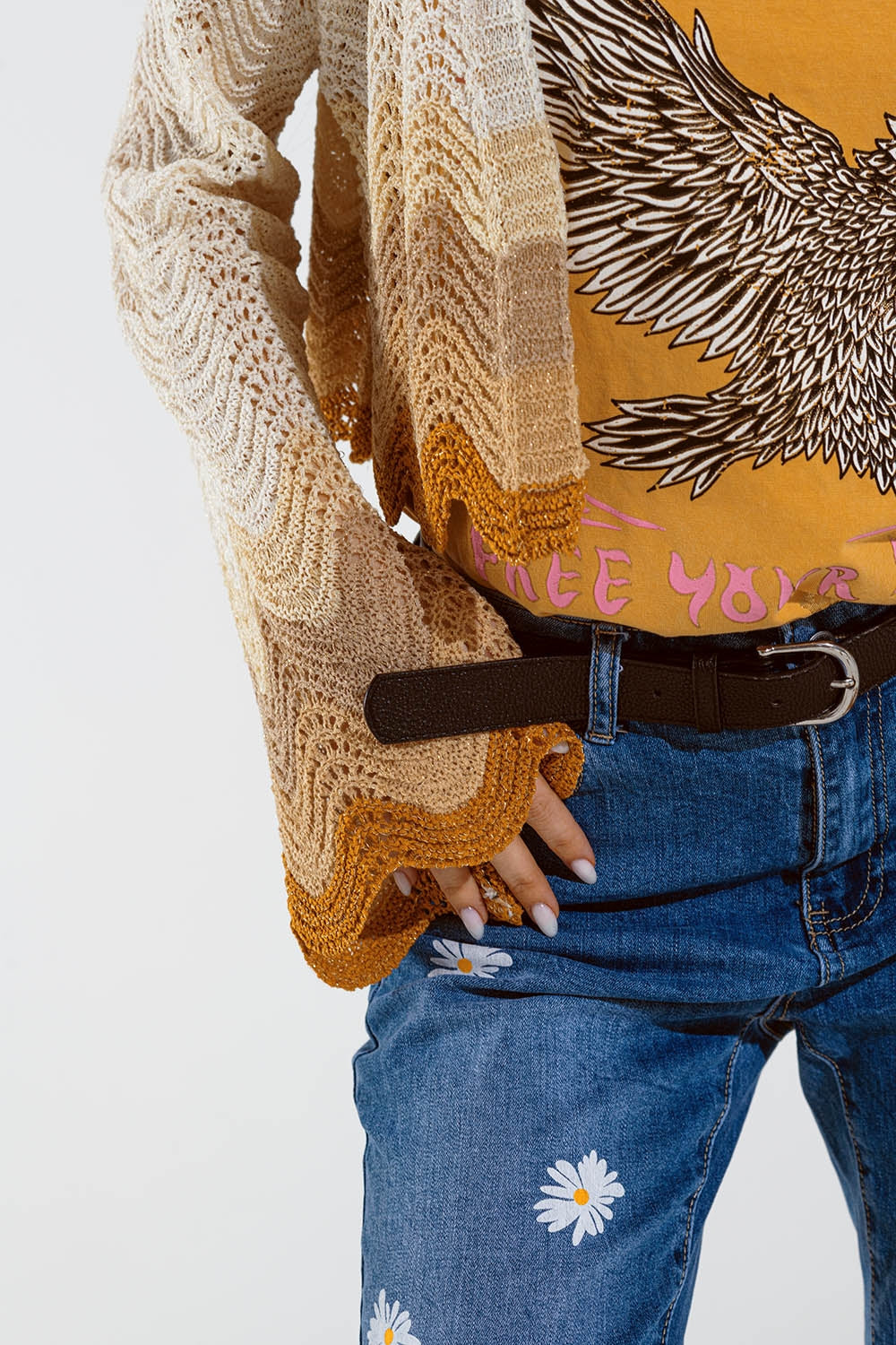 Cardigan court en maille avec manches d'ange et vagues multicouleures en beige
