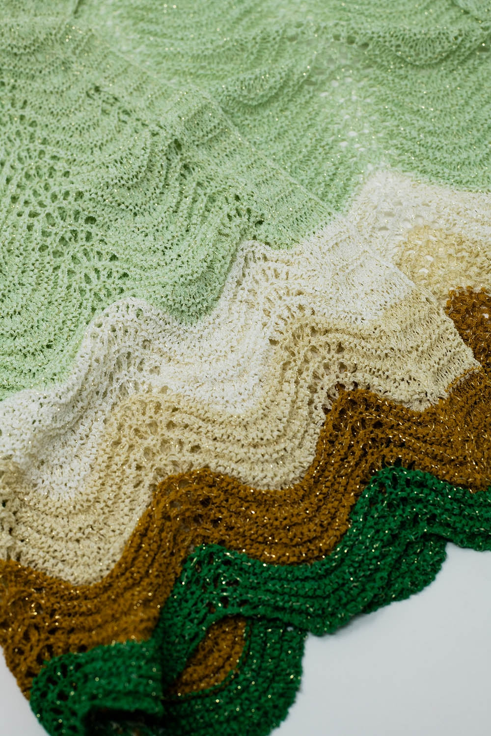 Cardigan court en maille avec manches d'ange et vagues multicouleures en vert