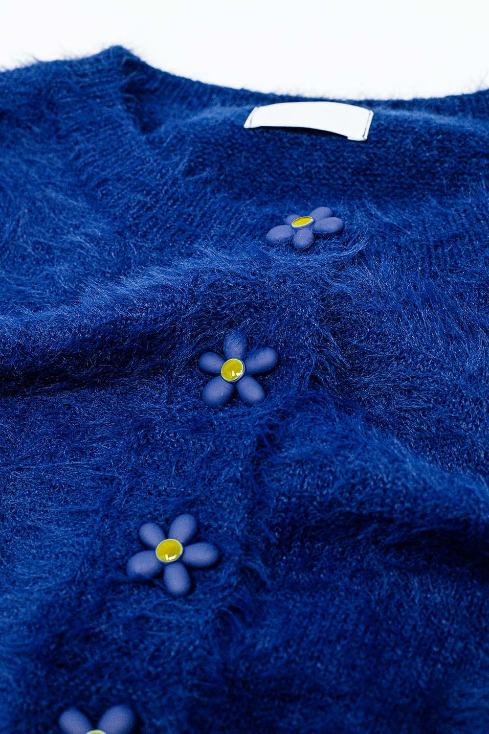 Cardigan court et moelleux avec boutons fleuris