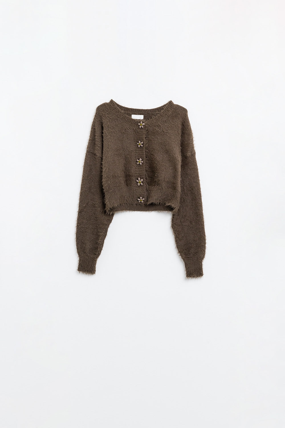 Cardigan court et moelleux de couleur marron avec des boutons en forme de fleurs