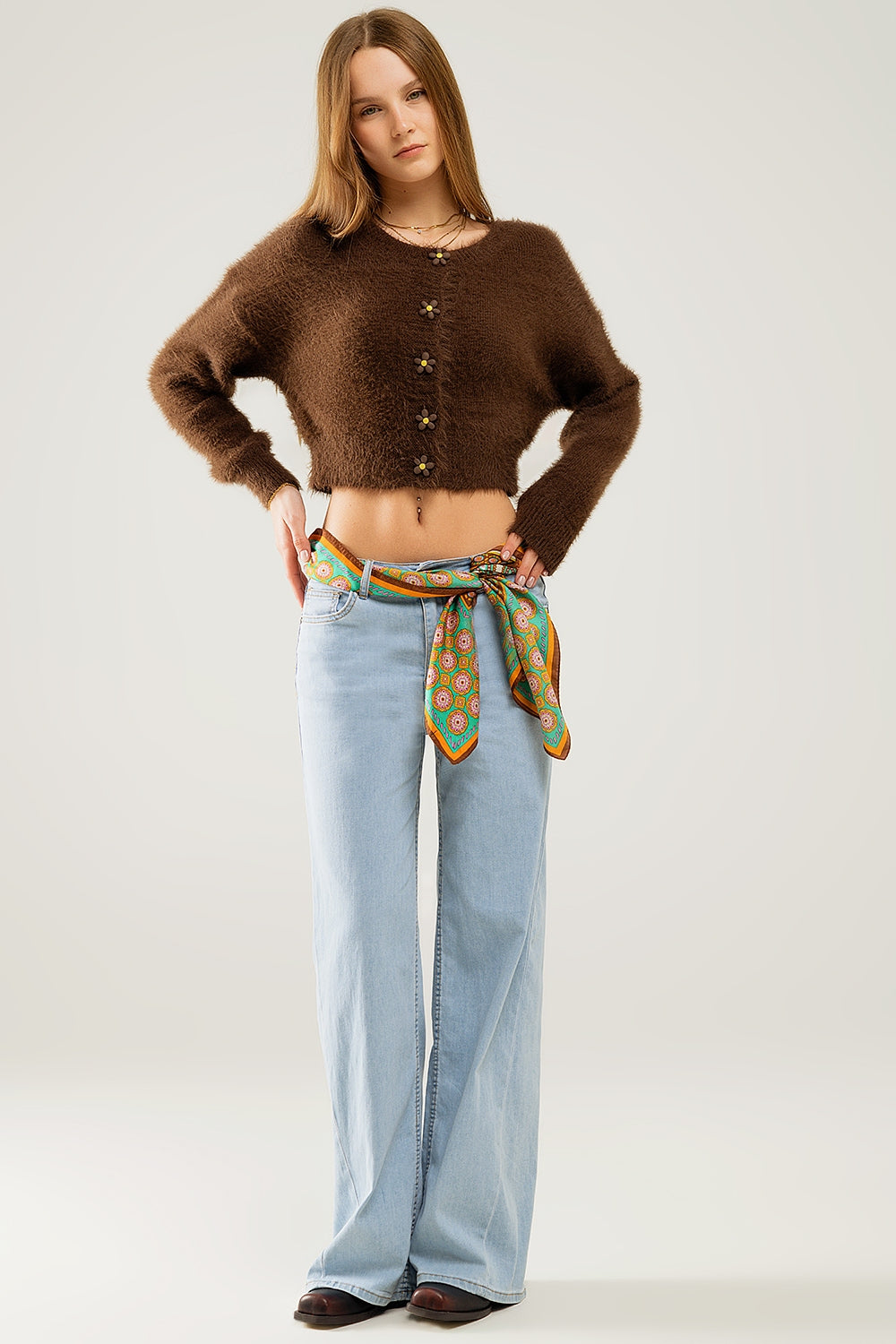 Cardigan court et moelleux de couleur marron avec des boutons en forme de fleurs