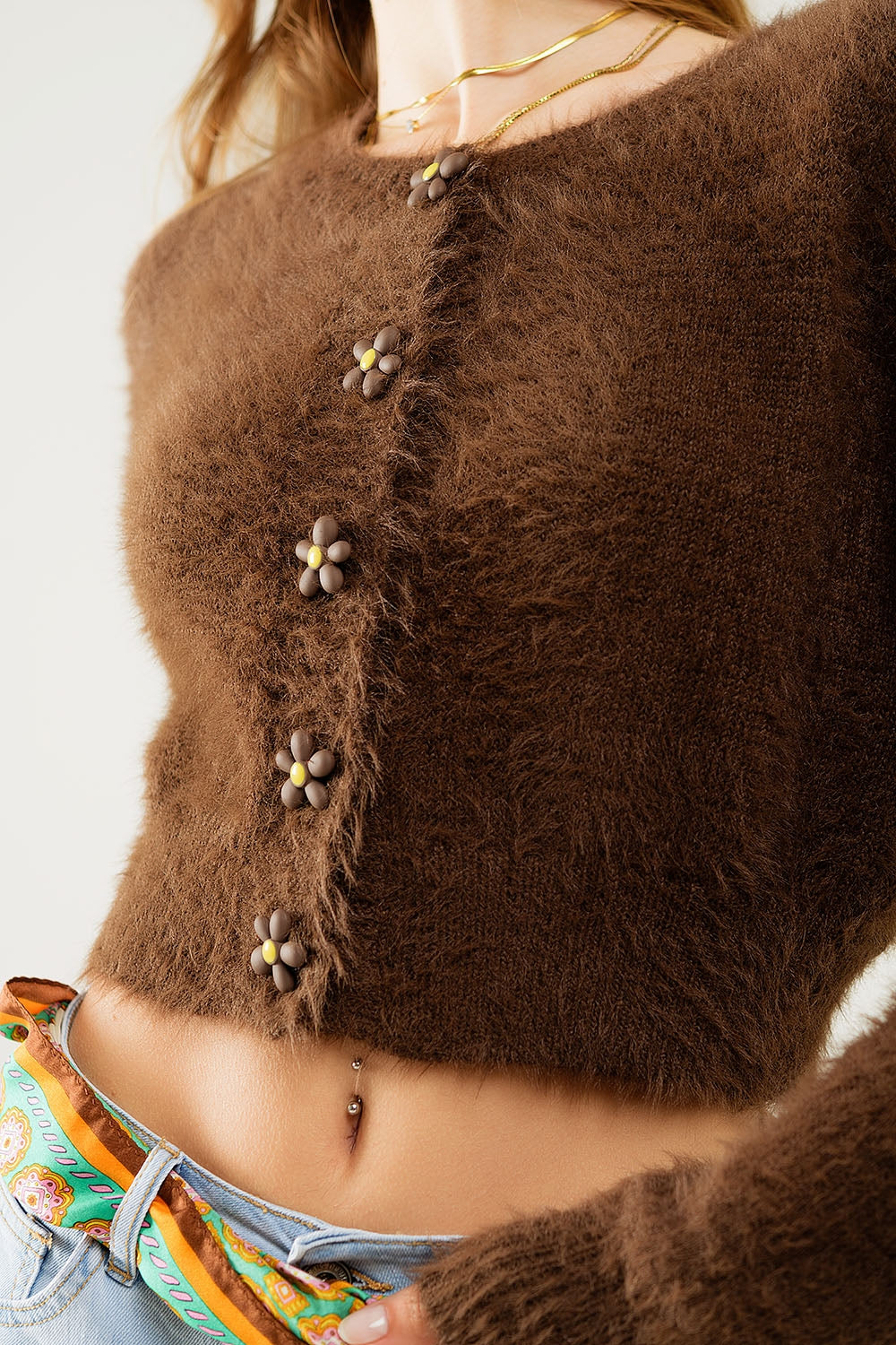 Cardigan court et moelleux de couleur marron avec des boutons en forme de fleurs