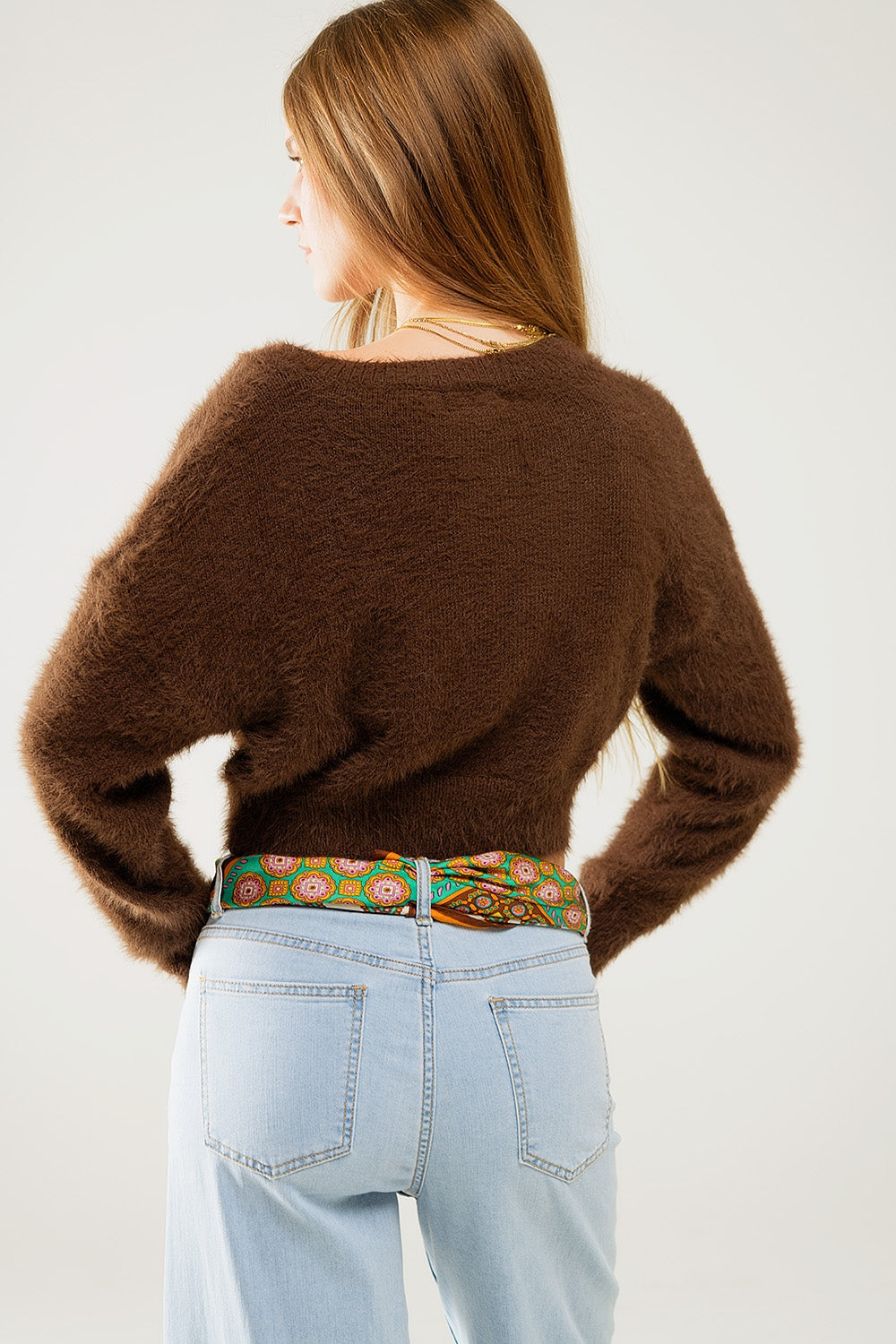 Cardigan court et moelleux de couleur marron avec des boutons en forme de fleurs