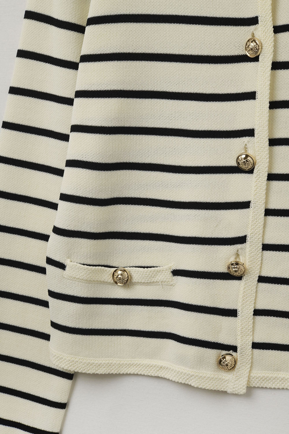 Cardigan crème à rayures noires et boutons dorés