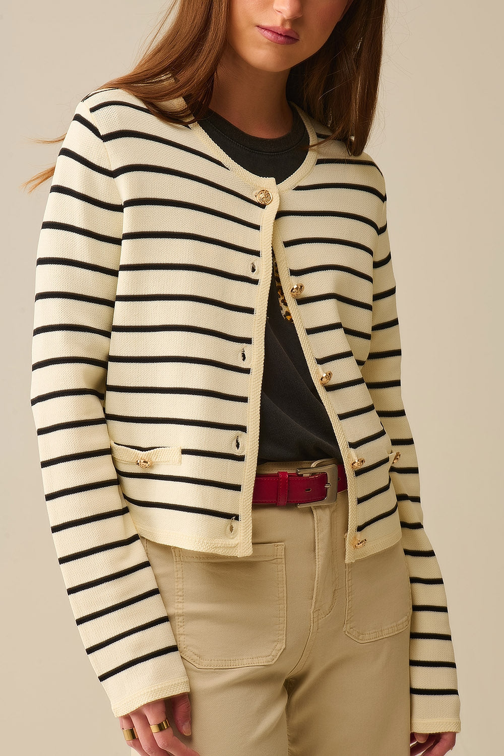 Cardigan crème à rayures noires et boutons dorés