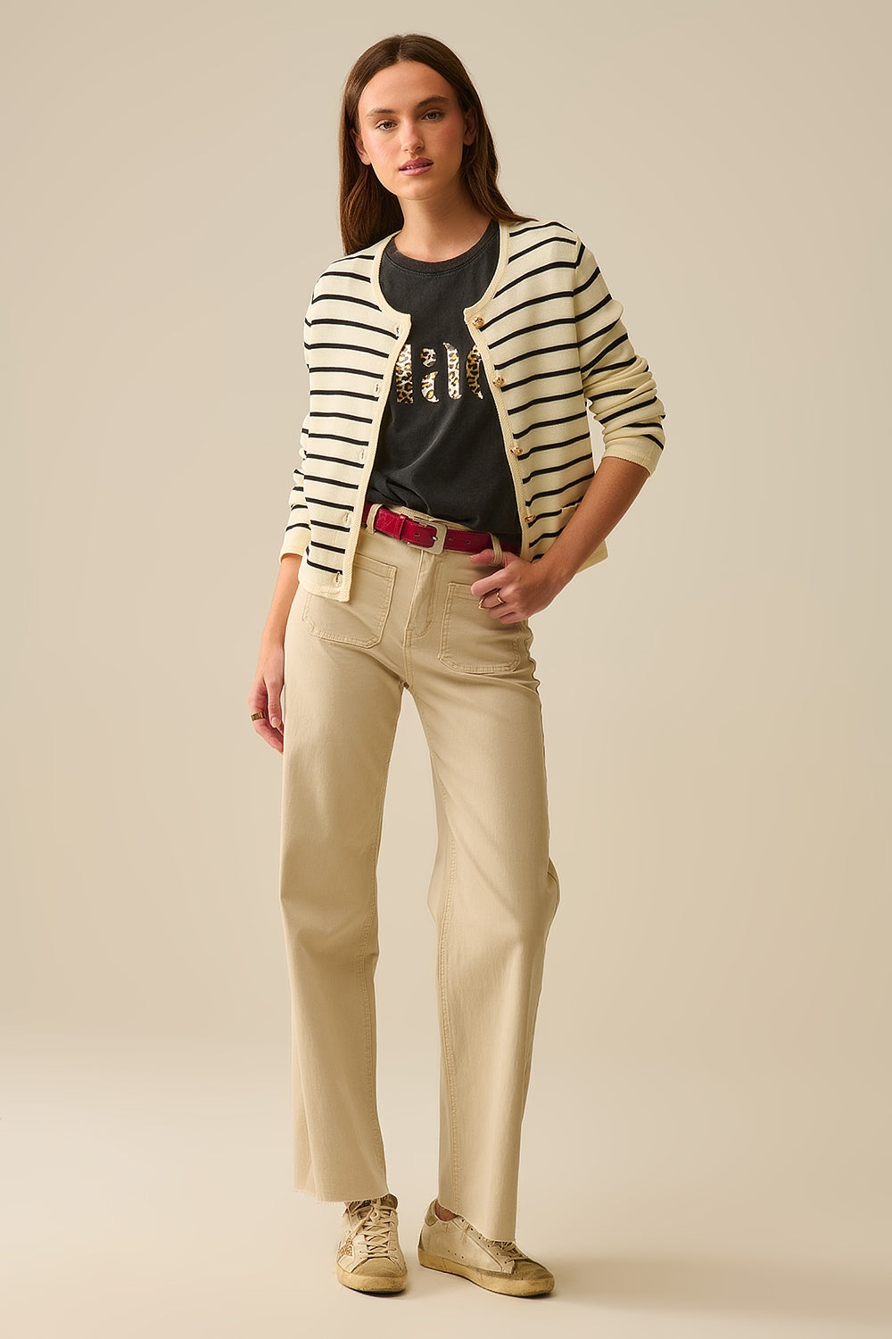 Cardigan crème à rayures noires et boutons dorés