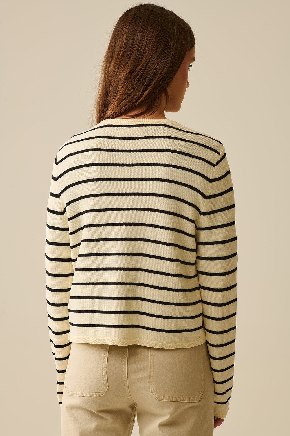 Cardigan crème à rayures noires et boutons dorés