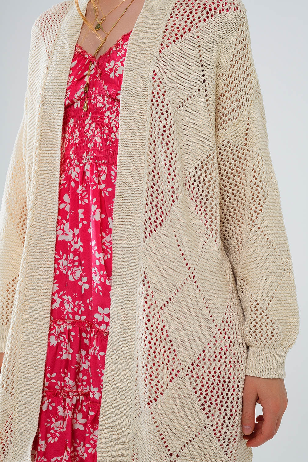 Cardigan drapé beige avec motif en crochet