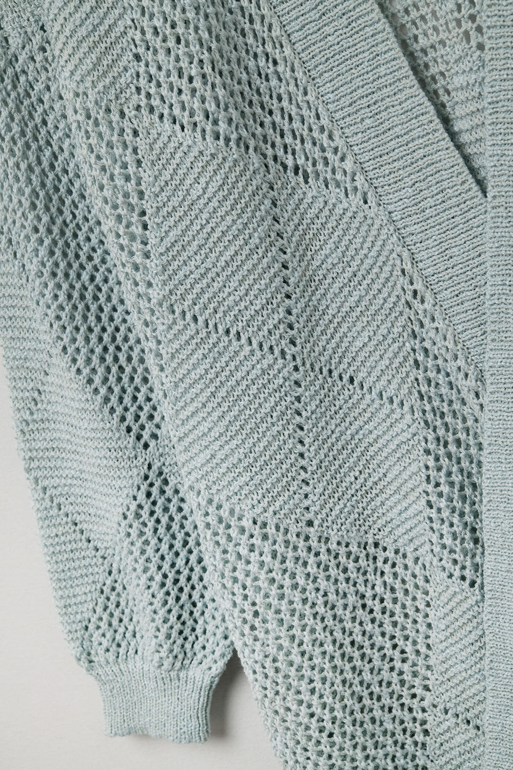 Cardigan drapé bleu pâle avec motif au crochet