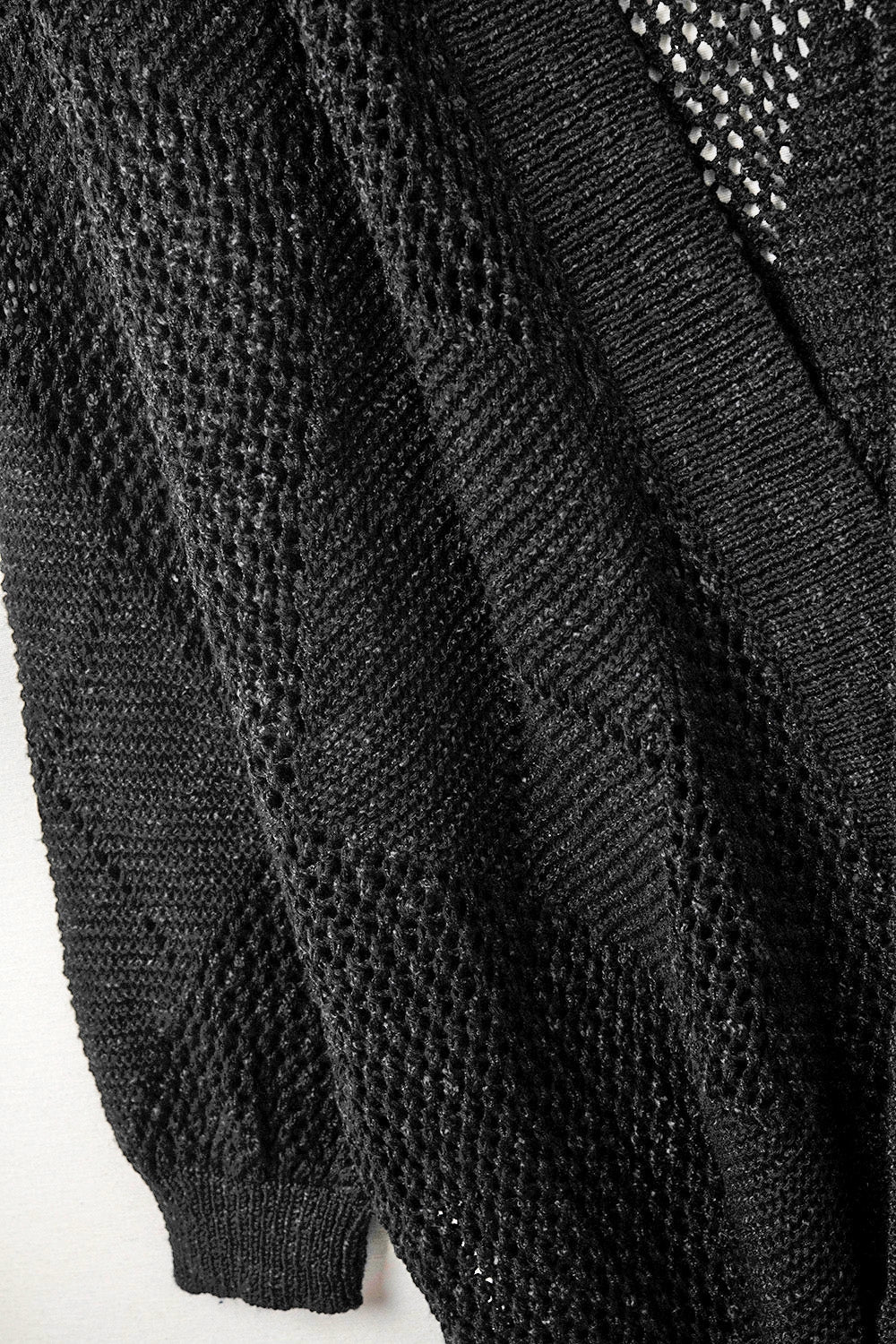 Cardigan drapé noir avec motif en crochet