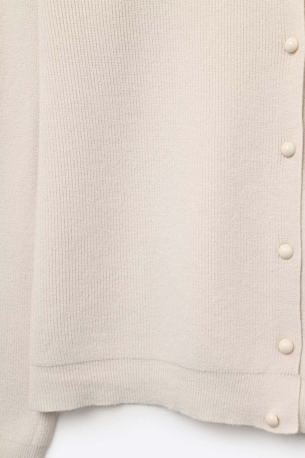 Cardigan en maille côtelée beige avec boutons en nacre