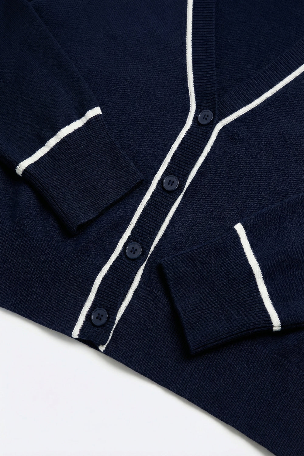 Cardigan en maille fine marine avec bordures contrastées en blanc