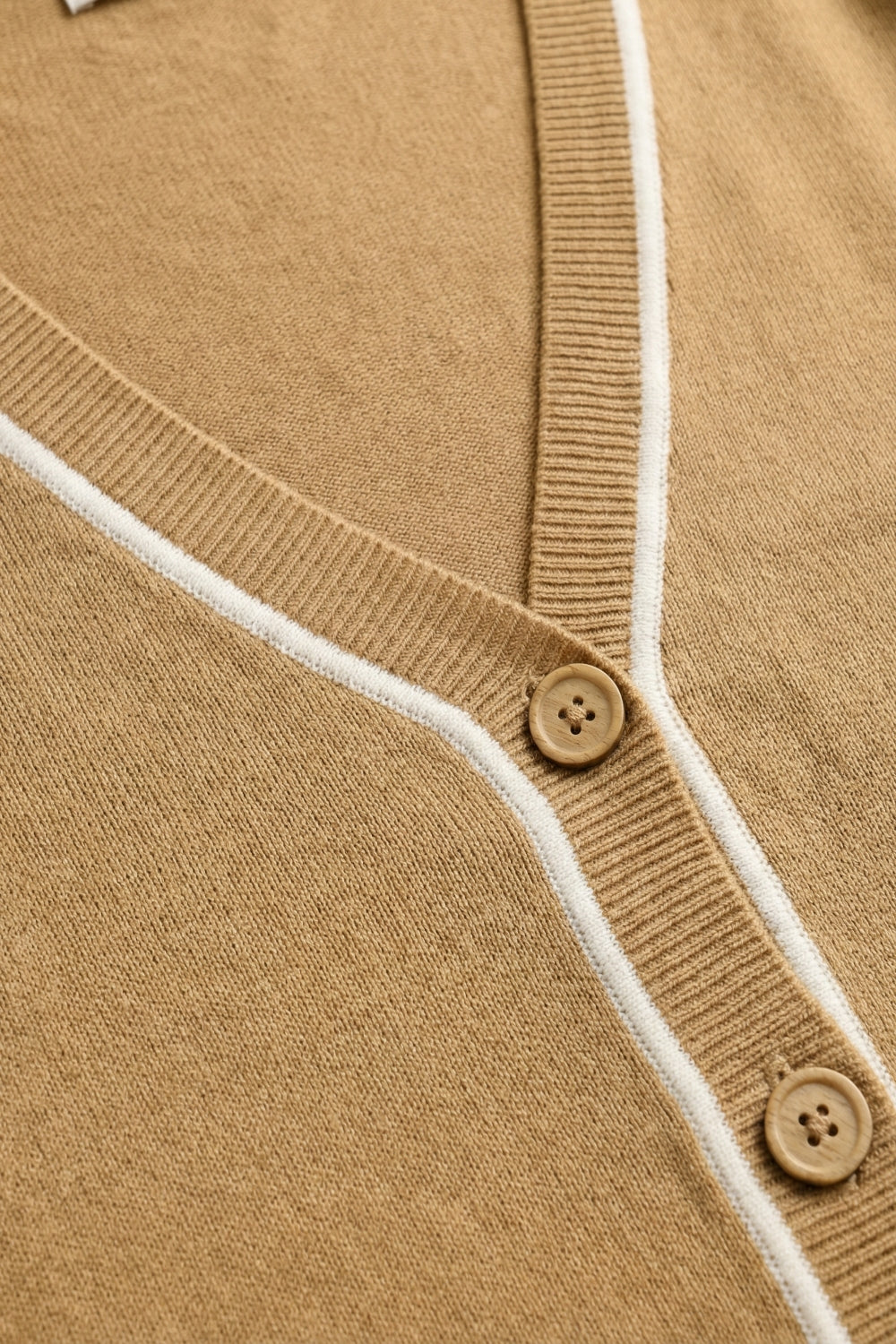 Cardigan en tricot fin camel avec bordure contrastée en blanc
