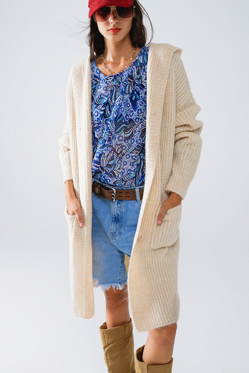 Cardigan long côtelé avec poches et capuche en crème