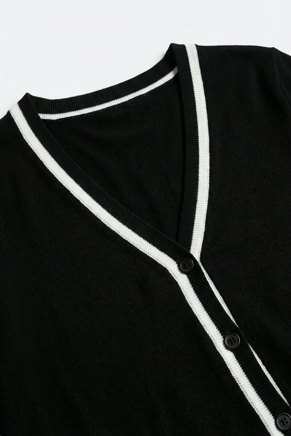 Cardigan noir en maille fine avec bordure contrastée en blanc