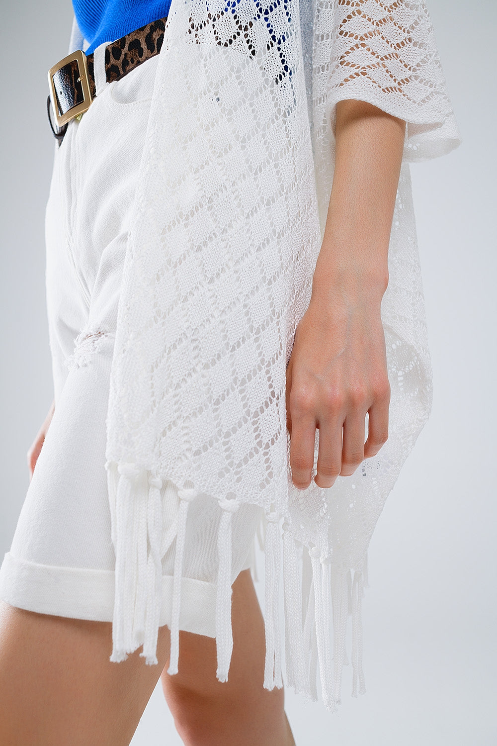 Cardigan ouvert blanc avec extrémités à franges et manches 3/4