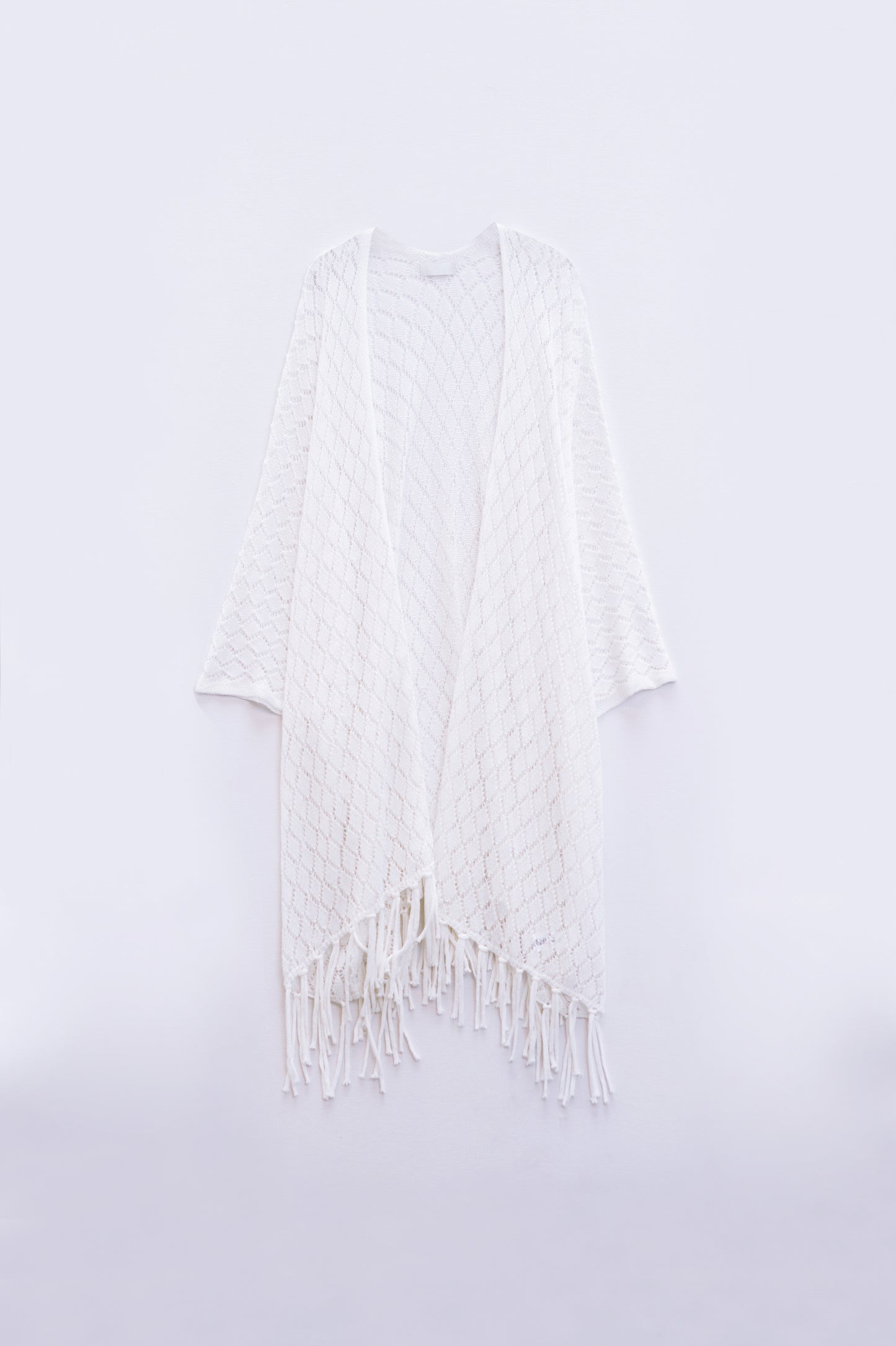 Cardigan ouvert blanc avec extrémités à franges et manches 3/4