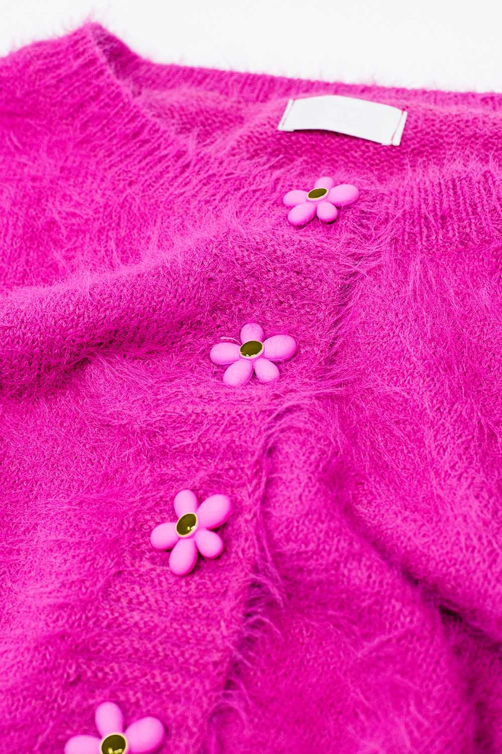 Cardigan rose court et moelleux avec boutons en forme de fleurs