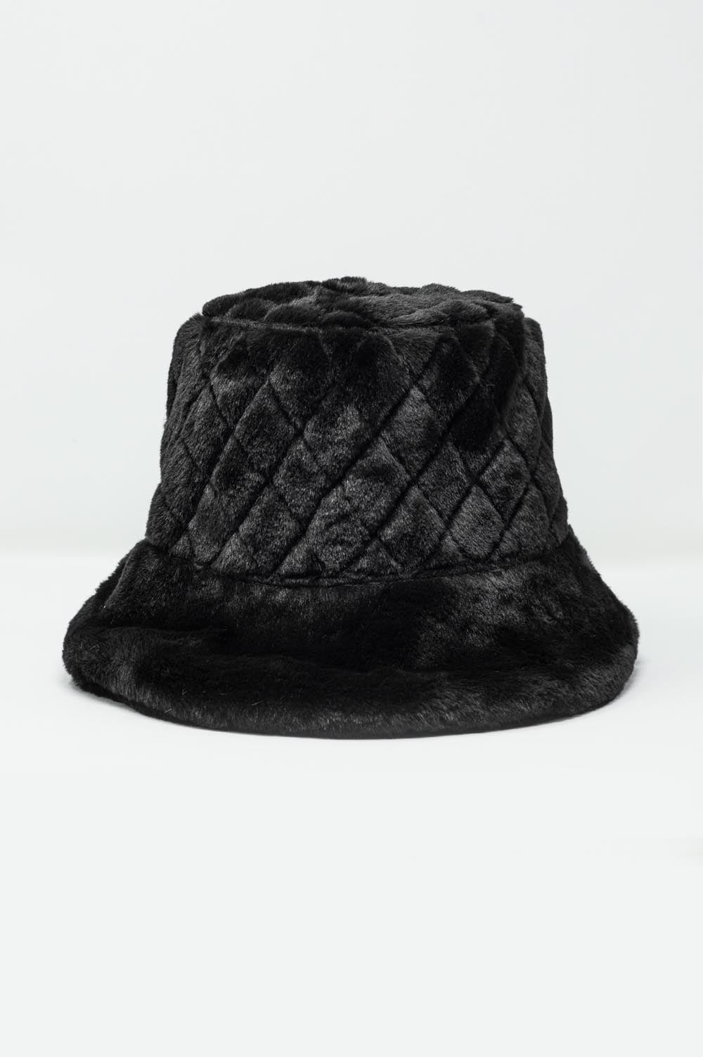 Q2 Chapeau Bucket matelassé en fausse fourrure noire