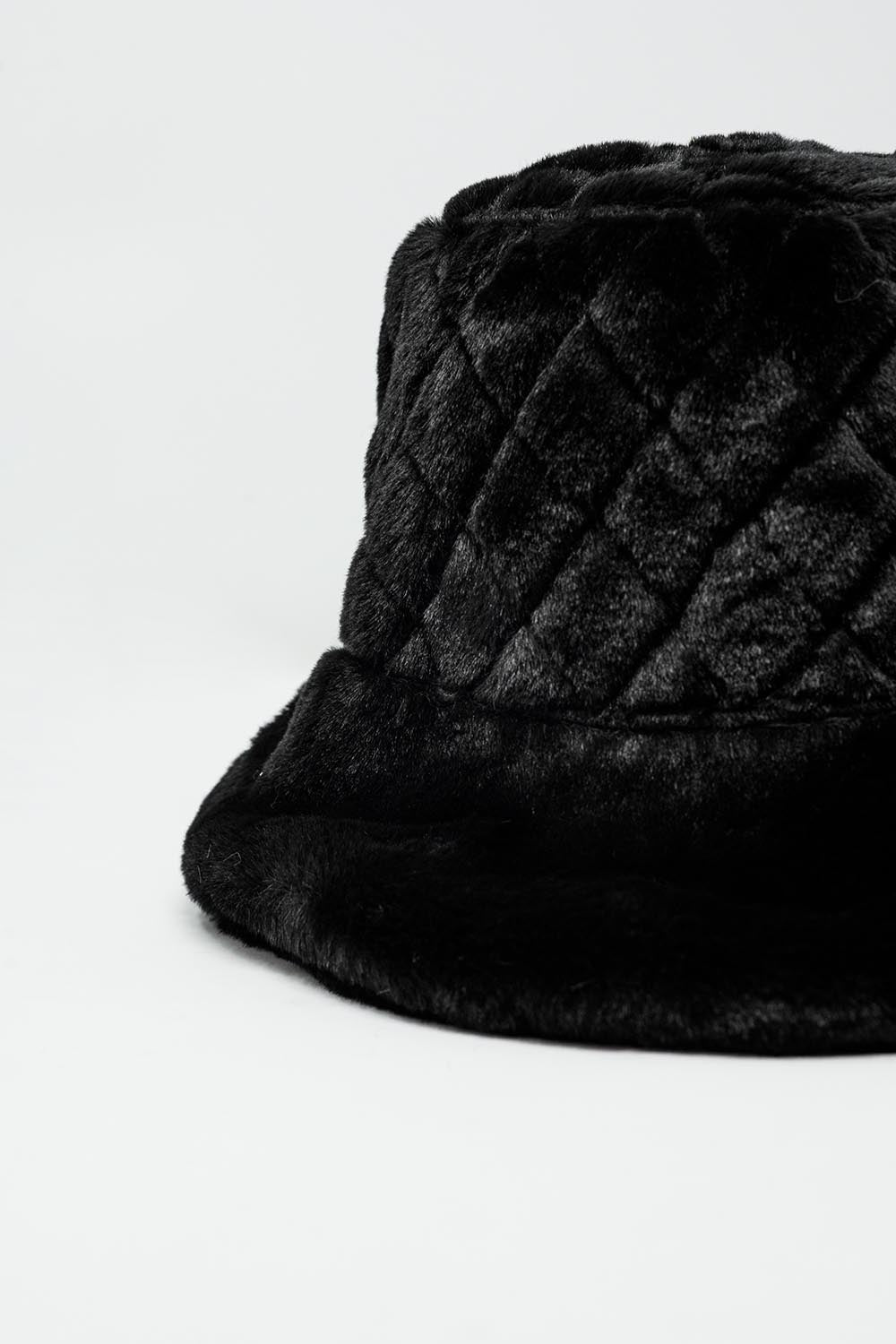 Chapeau Bucket matelassé en fausse fourrure noire