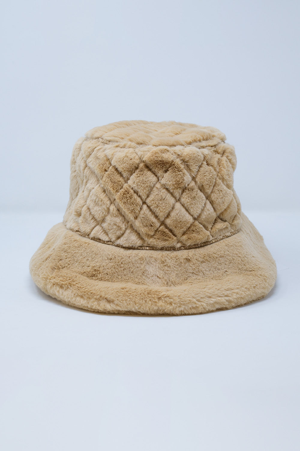 Q2 Chapeau seau matelassé en fausse fourrure beige