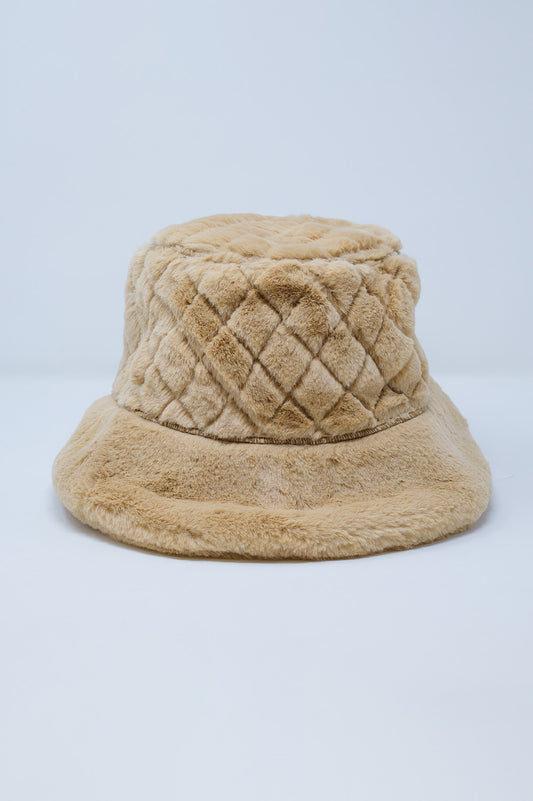 Q2 Chapeau seau matelassé en fausse fourrure beige